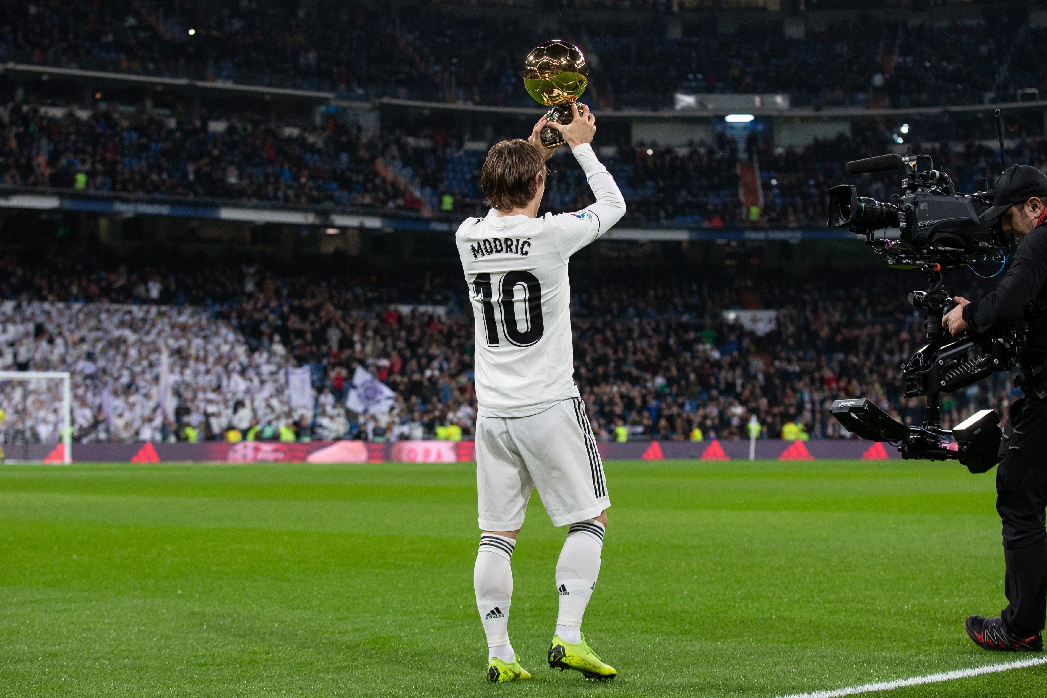 “高尔夫皇帝”伍兹称“腰部恢复速度不快…回归赛场时间未定”