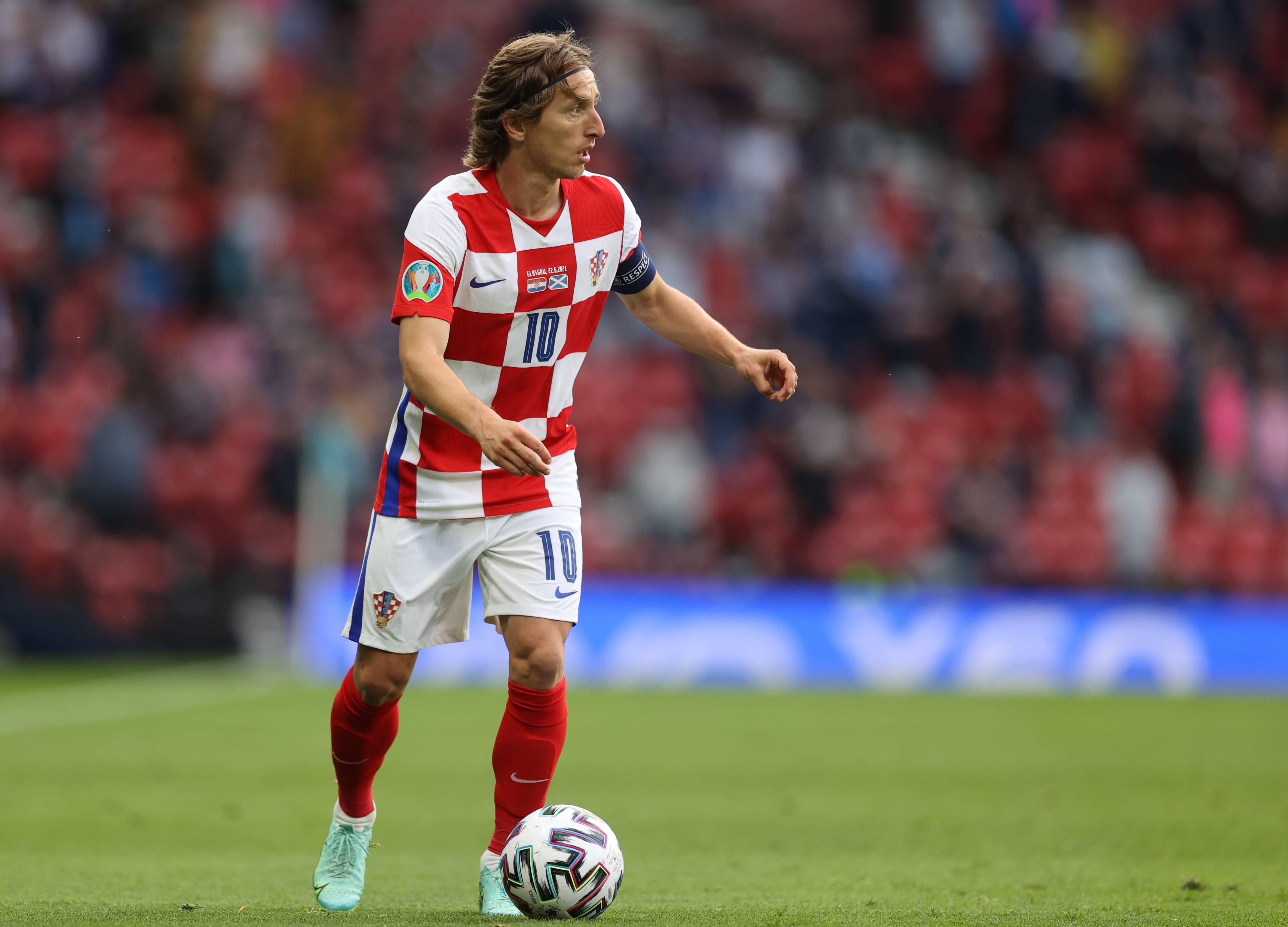 U22国足力克韩国U22，球迷在球员谢场时高喊“雄起”