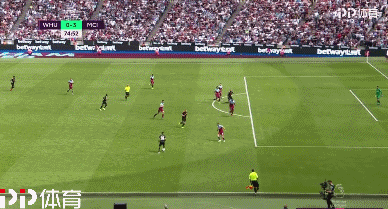 默特萨克、于大宝观战梅州U15vs浙江U15，并与小球员互动